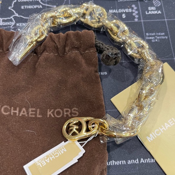 Michael Kors Gold Chunky Toggle Bracelet - Picture 4 of 6
